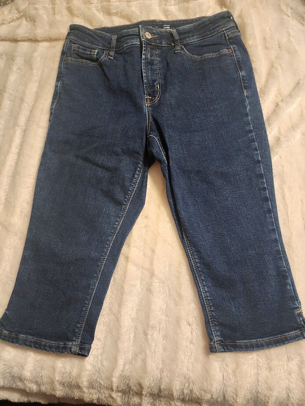 Old Navy Capris. Never Worn.